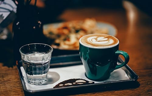 En Italia, es una costumbre típica acompañar el café con un vaso de agua para saborear cada sorbo.